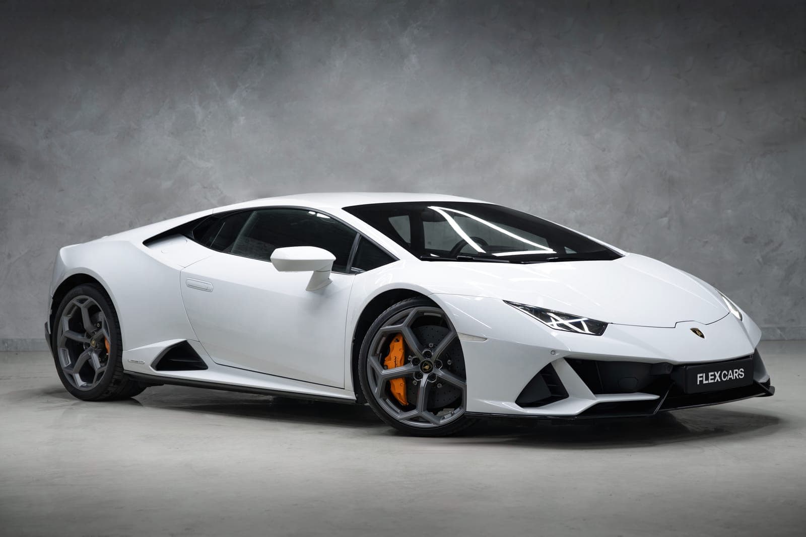 Lamborghini Huracán (белый) — экстерьер