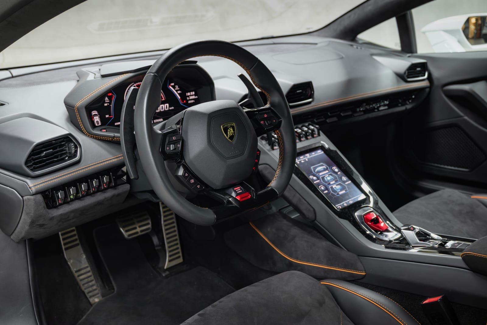 Lamborghini Huracán (белый) — профиль